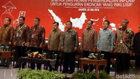 Turut hadir Menteri Koordinator Bidang Perekonomian Darmin Nasution, Gubernur Bank Indonesia Perry Warjiyo, Kepala DK OJK Wimboh Santoso, Wakil Menteri Keuangan Mardiasmo.