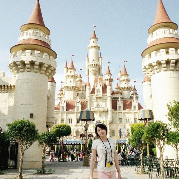 Waktu awal-awal punya akun Instagram, Kimi Hime sudah pergi traveling. Dia ke Universal Studios Singapura dan berkunjung ke kastil film Shrek (kimi.hime/Instagram)