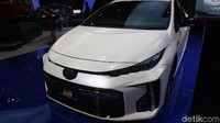 Boleh entar, kalau saya pensiun menteri naik ini (Prius Hybrid). Keren, ini mobil saya sesudah jadi menteri, terang Sri Mulyani. Foto: Dadan Kuswaraharja