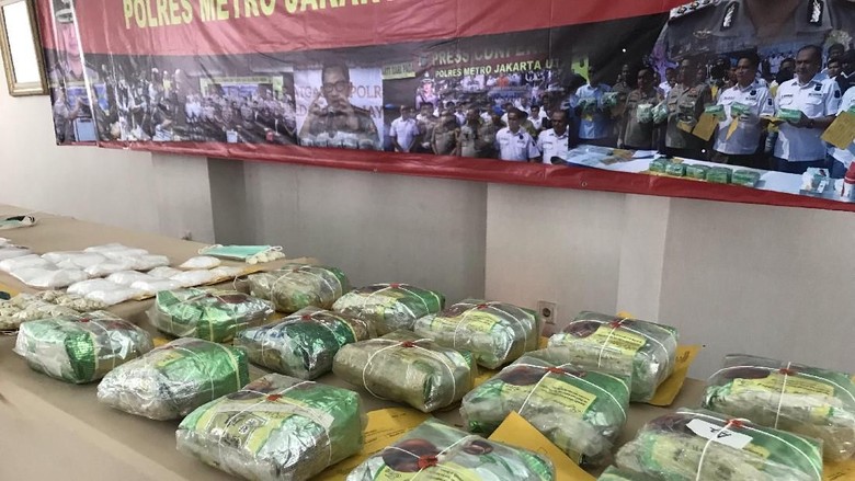 Polres Jakut Musnahkan 16 Kg Sabu dan 1.300 Butir Pil Ekstasi Polres Jakut Musnahkan 16 Kg Sabu dan 1.300 Butir Pil Ekstasi