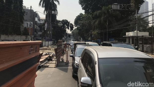 Kemacetan di sekitar lokasi proyek pelebaran trotoar