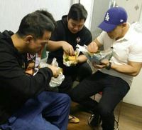 Dijenguk Teman-temannya, Jefri Nichol Pesta Nasi Padang 