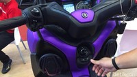 Motor Xmax yang sudah ditempeli aneka produk Venom seperti processor, subwoofer dan speaker.