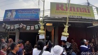 Para awak media pun bergantian memasuki gang yang menjadi tempat digelarnya acara pernikahan Siti Badriah.