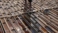 Warga di Desa Jono, Kecamatan Tawangharjo, Kabupaten Grobogan, Jawa Tengah, punya cara unik nan langka dalam mengolah garam.