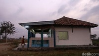 Seorang warga memasuki musala untuk melaksanakan salat Magrib.