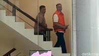 Kemudian, Markus juga disangka menerima suap untuk memuluskan anggaran perpanjangan proyek e-KTP tahun 2013 di DPR. KPK menduga Markus menerima Rp 4 miliar dari eks pejabat Kemendagri Sugiharto, yang kini telah jadi terpidana kasus e-KTP.