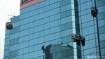 Jangan Ditiru! Pekerja Ini Bekerja Tanpa Alat Pelindung Diri