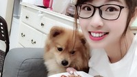 Wanita yang suka main game sejak kecil ini juga pencinta anjing. Bahkan saat makan nasi, ia ditemani anjingnya yang menggemaskan. Foto: Instagram kimi.hime