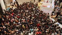 Mereka antre sejak pukul 07.00 WIB.