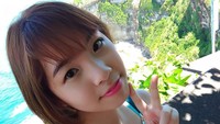 Saat liburan ke Bali, Kimi Hime juga berkunjung ke Pura Uluwatu. Tebingnya yang ikonik jadi tempat gadis yang suka cosplay ini untuk berfoto (kimi.hime/Instagram)