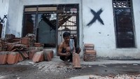 Genteng rumah dikumpulkan untuk digunakan lagi.