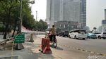 Melihat Proyek Pelebaran Trotoar yang Disebut Perparah Polusi di DKI