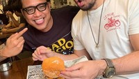 Penyiar radio berusia 36 tahun ini punya bisnis restoran burger, yang diberi nama Lawless Burger Bar. Kali ini ia mengundang David Naif, untuk hadir ke acara talkshownya sambil makan burger di sana. Foto: Instagram @pergijauh