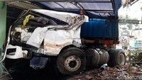 Informasi di lokasi kejadian, truk trailer H 1975 BH melaju dari arah barat ke timur atau Semarang ke Solo. 