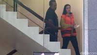 Tak hanya itu, KPK juga menduga Bowo menerima gratifikasi sekitar Rp 6,5 miliar. KPK juga telah menyebut empat sumber yang diduga menjadi asal-usul duit gratifikasi Bowo, yakni terkait gula rafinasi, BUMN, penganggaran pembangunan pasar di Minahasa Selatan, dan terkait penganggaran DAK Kepulauan Meranti.