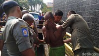 Tak lama kemudian datang petugas Satpol PP Ciamis untuk mengevakuasi pria tersebut. Petugas terlihat kesulitan, karena gorong-gorong cukup panjang sekitar 5 meter dengan diameter sekitar 1 meter. Tapi setelah satu jam berselang akhirnya pria tersebut keluar lalu diamankan Satpol PP Ciamis.