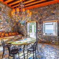 Bagian dalam villa dibuat sangat stylish. Gayanya eksentrik dengan permainan berbagai warna serta motif. Setiap ruangan dan kamar didesain dengan tema warna berbeda. Foto: Dok. Lionard Luxury Real Estate