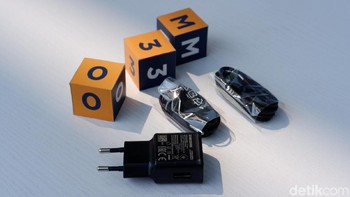 Aksesori yang disertakan dalam paket penjualan. Ada charger, kabel data USB Type C dan earphopne. Foto: Adi Fida Rahman/detikINET