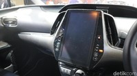 Toyota Prius PHV GR Sport dalam mode elektriknya bisa melaju sejauh 60 km. Baterainya bisa diisi dengan menggunakan soket listrik di rumah. Foto: Dadan Kuswaraharja