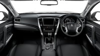 Begitu masuk ke dalam, pengemudi bakal disajikan layar LCD berukuran 8 inchi dan Smartphone-Link Display Audio berukuran 8 inchi. Tampilan baru juga terlihat di bagian handle pintu juga bagian lantai karpet mobil. Foto: Mitsubishi Motors Corporation