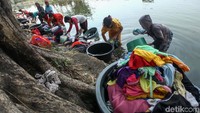 Aktivitas warga mencuci di kali Kawasan Teluk Naga, Tangerang, Jumat (26/7/2019).