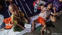 Sejumlah anak-anak beristirahat di pengungsian usai api membakar rumah mereka di permukiman padat penduduk di Rawa Badak, Jakarta Utara.