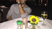 Makan malam dengan pemandangan yang indah, jadi cara Sam habiskan waktu luangnya untuk bersantai. Foto: Instagram @samasghari