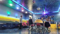 Bagian lantai, dinding dan atapnya dicat gelap dan dihiasi bintang-bintang kecil dan galaksi. Pada dinding ruangan juga terdapat susunan tata surya yang mengelilingi matahari. (Dadang/detikcom)