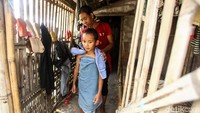 Usai dimandi, warga membalutkan handuk untuk mengeringkan tubuh sang anak.