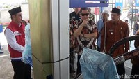 Jonan nampak mengenakan batik dan kacamata hitam saat meresmikan SPPBE tersebut.