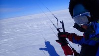 Pada 2014, Davidsson dan saudara perempuannya melintasi lapisan es Greenland dari Narsaq ke Qaanaaq. Ia menggunakan paralayang dan ski, dan menarik kereta luncur seberat 120 kg menempuh 2.300 km dalam 36 hari, menjadi orang Swedia pertama yang melakukan itu (Johanna Davidsson/CNN)