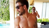 Nah ini Liam Payne yang punya gaya kulineran nyentrik. Coba intip gayanya ketika memegang sebuah cake mungil bertema kebun binatang. Foto: instagram