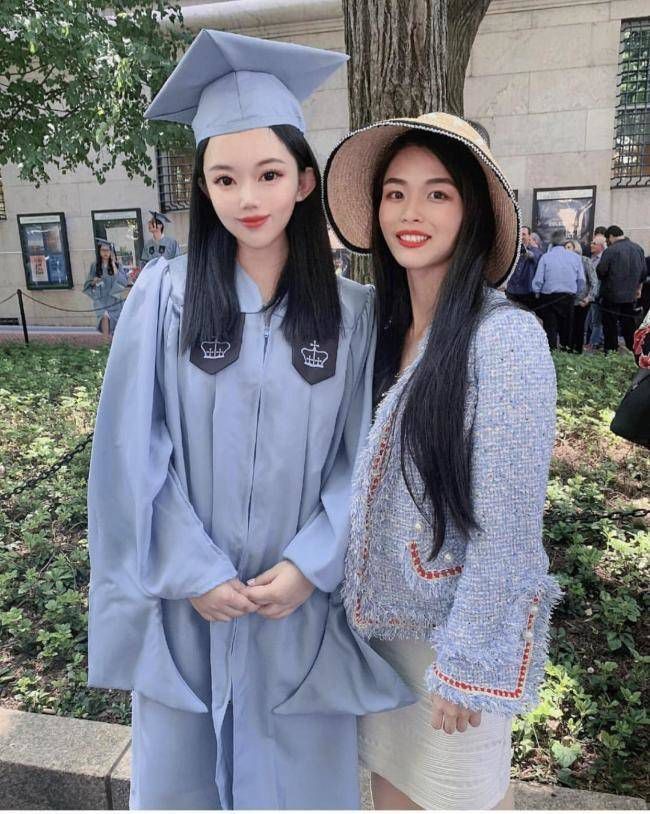 Pada foto wisuda yang akan dikenang selamanya ini, wanita berbaju dan toga biru mengedit penampilan wajahnya. Melalukan edit berlebihan, penampilannya malah diledek netizen karena seperti memakai topeng. Foto: Dok. Twitter, Instagram