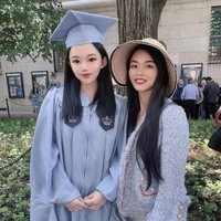 Pada foto wisuda yang akan dikenang selamanya ini, wanita berbaju dan toga biru mengedit penampilan wajahnya. Melalukan edit berlebihan, penampilannya malah diledek netizen karena seperti memakai topeng. Foto: Dok. Twitter, Instagram