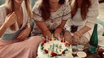 Ini Pose Keren Lana Del Rey yang Doyan Makan Manis
