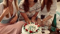 Berulang tahun berbarengan dengan kedua temannya, Lana mendapat kejutan kue ulang tahun besar berwarna putih dengan tulisan Happy Birthday Lana, Jim dan Fati. Foto: Instagram @lanadelrey