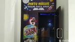 Foto: Membaca Buku Serasa di Luar Angkasa