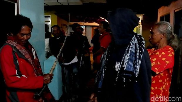 Warga membawa kayu dan senjata tajam untuk berjaga/