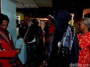 Penggedor Pintu Misterius Warga Banyuwangi Berpakaian Hitam-hitam