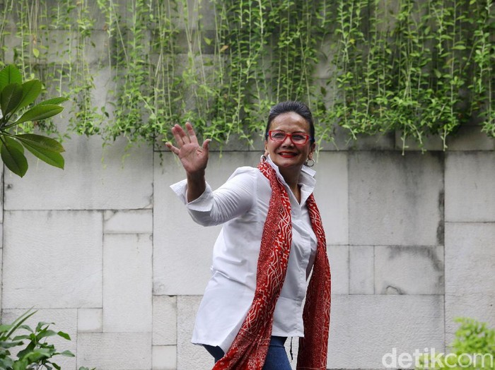 Presiden Joko Widodo (Jokowi) menghadiri acara pembubaran Tim Kampanye Nasional (TKN) Jokowi-Maruf Amin. Wakil Presiden terpilih Maruf Amin juga turut hadir. Beberapa tokoh juga hadir di antaranya Wakil Presiden yang juga Ketua Dewan Pengarah TKN Jusuf Kalla, Wakil Presiden Try Sutrisno. Hadir juga hingga Ginanjar Kartasasmita, politisi senior Golkar Akbar Tanjung, Abdul Kadir Karding, Hasto Kristianto, Johnny G Plate, Moeldoko, Pramono Anung, dan Bahlul Lahadalia, Raja Juli Antoni, Tsamara Amany.