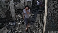 Tak ada pilihan lain bagi warga terdampak kebakaran tersebut selain tinggal di pengungsian dengan pakaian dan kebutuhan yang seadanya pascakebakaran menghanguskan puluhan rumah di kawasan Rawa Badak.