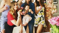 Dalam rangka hari paskah, Lana berpose kompak dengan keluarganya di meja makan. Gayanya lucu dengan bandana kelinci di kepalanya. Foto: Instagram @lanadelrey