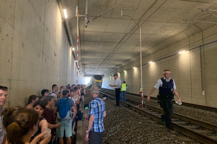 Kereta Mati, Ratusan Penumpang Terjebak Seperti di Neraka