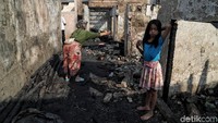 Sejumlah warga kembali tempat reruntuhan tempat tinggal mereka untuk mengumpulkan barang-barang berharga yang masih dapat diselamatkan di kawasan Rawa Badak, Jakarta Utara.