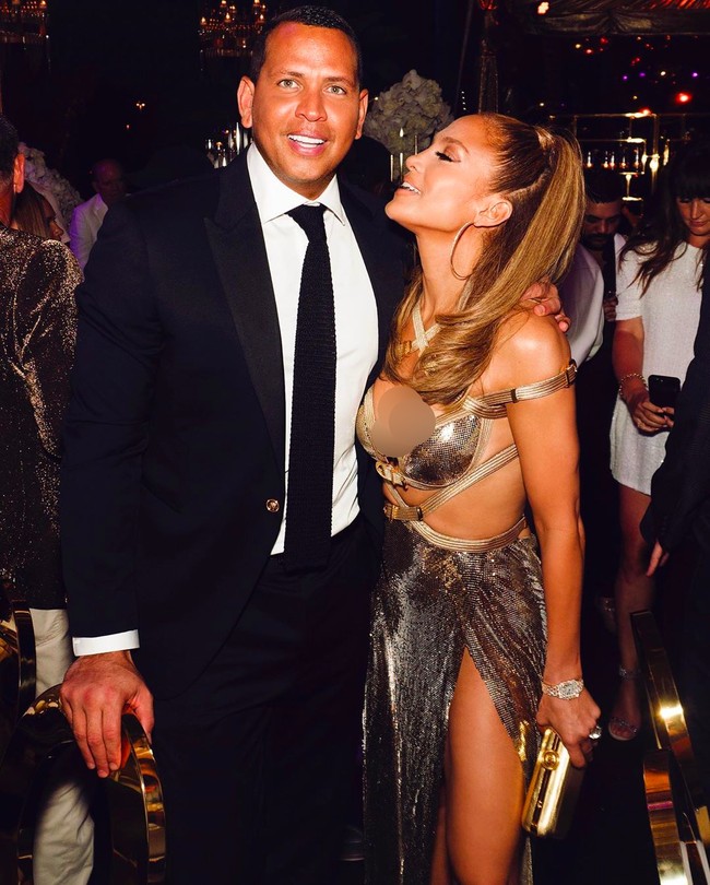 J-Lo lalu menyempurnakan gayanya dengan clutch emas dan beberapa perhiasan berlian. Tidak ketinggalan gaya rambut ekor kuda khasnya. (Foto: Instagram/Jlo)