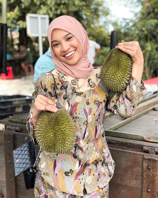 Saya akui salah apabila mengenakan pakaian itu. Tapi, kadang-kadang orang-orang di luar sana jangan terlampau sangat teliti, sampai gambar sekecil pun dilihat. Saya ambil komentar positif dan ada juga yang mendukung. Saya akui kesalahan saya dan saya akan memperbaiki kekurangan diri saya, jelas Nabila. Foto: dok. Instagram @nabila.razali