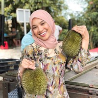 Saya akui salah apabila mengenakan pakaian itu. Tapi, kadang-kadang orang-orang di luar sana jangan terlampau sangat teliti, sampai gambar sekecil pun dilihat. Saya ambil komentar positif dan ada juga yang mendukung. Saya akui kesalahan saya dan saya akan memperbaiki kekurangan diri saya, jelas Nabila. Foto: dok. Instagram @nabila.razali