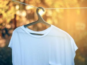Gampang! Ini 7 Tips Bikin Baju Menguning Kembali Putih Tanpa Pemutih