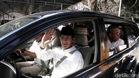 Sandiaga melambaikan tangan dari dalam mobilnya sesaat sebelum meninggalkan Masjid At-Taqwa.